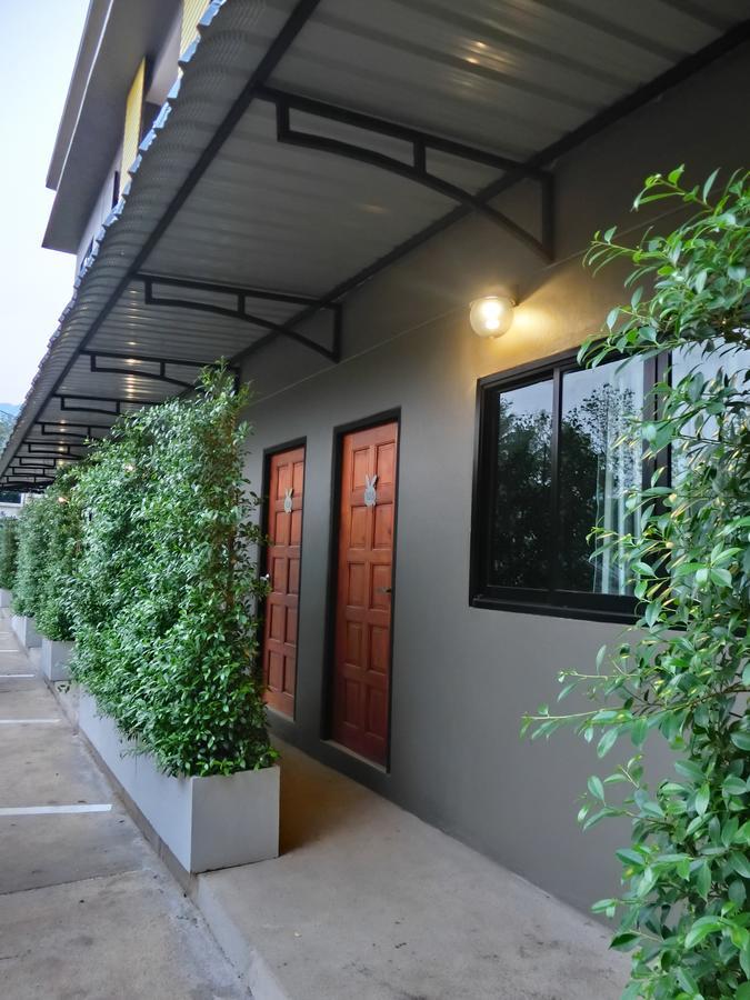 The Rabbit House Hotell Thong Pha Phum Exteriör bild